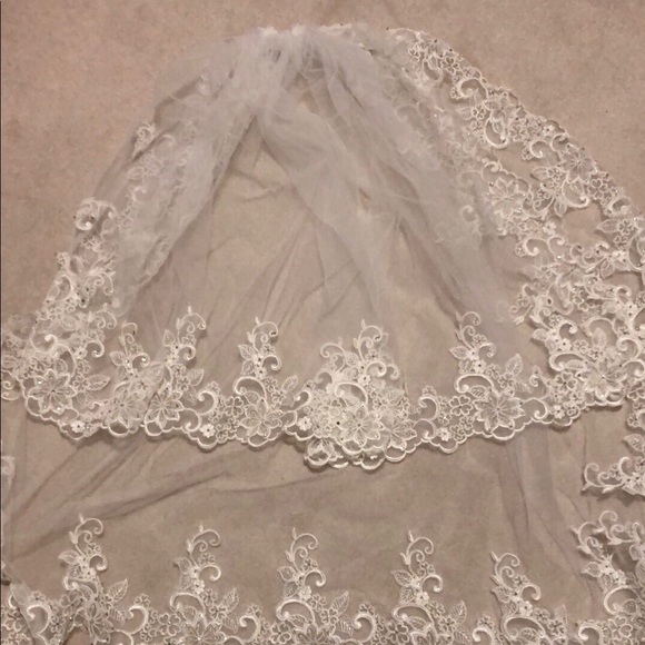 Wedding dress - Picture 4 of 8